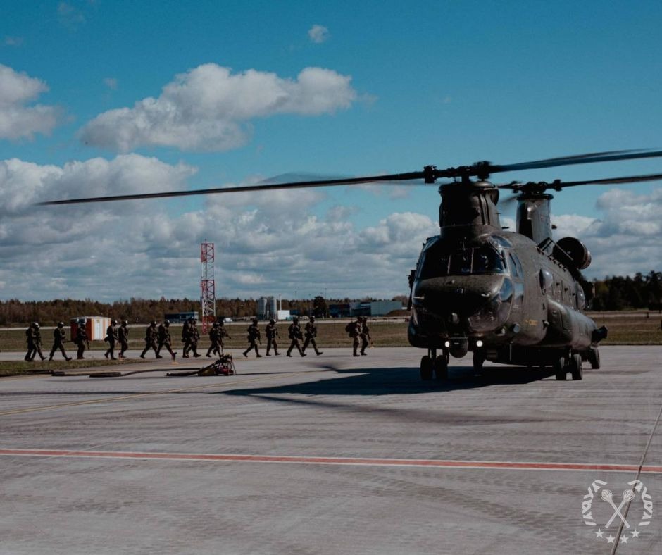 SWIFT RESPONSE 24❗️ Polscy 🇵🇱 spadochroniarze wraz z sojusznikami z Wielkiej Brytanii 🇬🇧 i USA 🇺🇸 prowadzą w Estonii 🇪🇪 kolejne operacje desantowe przy użyciu śmigłowca CH-47. Działania realizowane w ramach tego ćwiczenia podnoszą gotowość bojową i zwiększają interoperacyjność