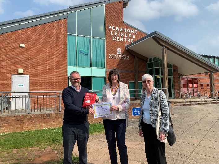 Inner Wheel Pershore donates a life-saving Bleed Kit to Pershore Leisure Centre. 🩸 Huge thanks to the #FrugalLunch & @TheDanielBaird1 for making this possible. Can your workplace benefit? controlthebleed.org.uk #BleedControl #Community #PershoreLeisureCentre
