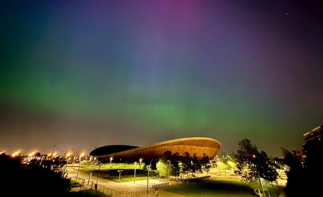 Northern lights took over the skies in the park over the weekend - including all the way in Stratford at @LeeValleyVP 💜💚💙 Comment your northern lights photos in the park below 📷: Tom via BBC News
