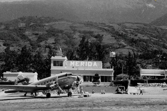 #13May #MéridaDeSiempre Una del aeropuerto hoy llamado 'Alberto Carnevali' de #Merida. Fotografía que data, aproximadamente, del año 1956 de autor desconocido.