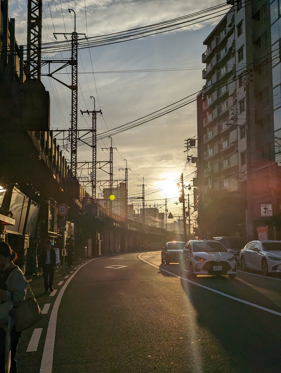 こんな時間にオフィス出るの久々過ぎる、外が明るい……感動している