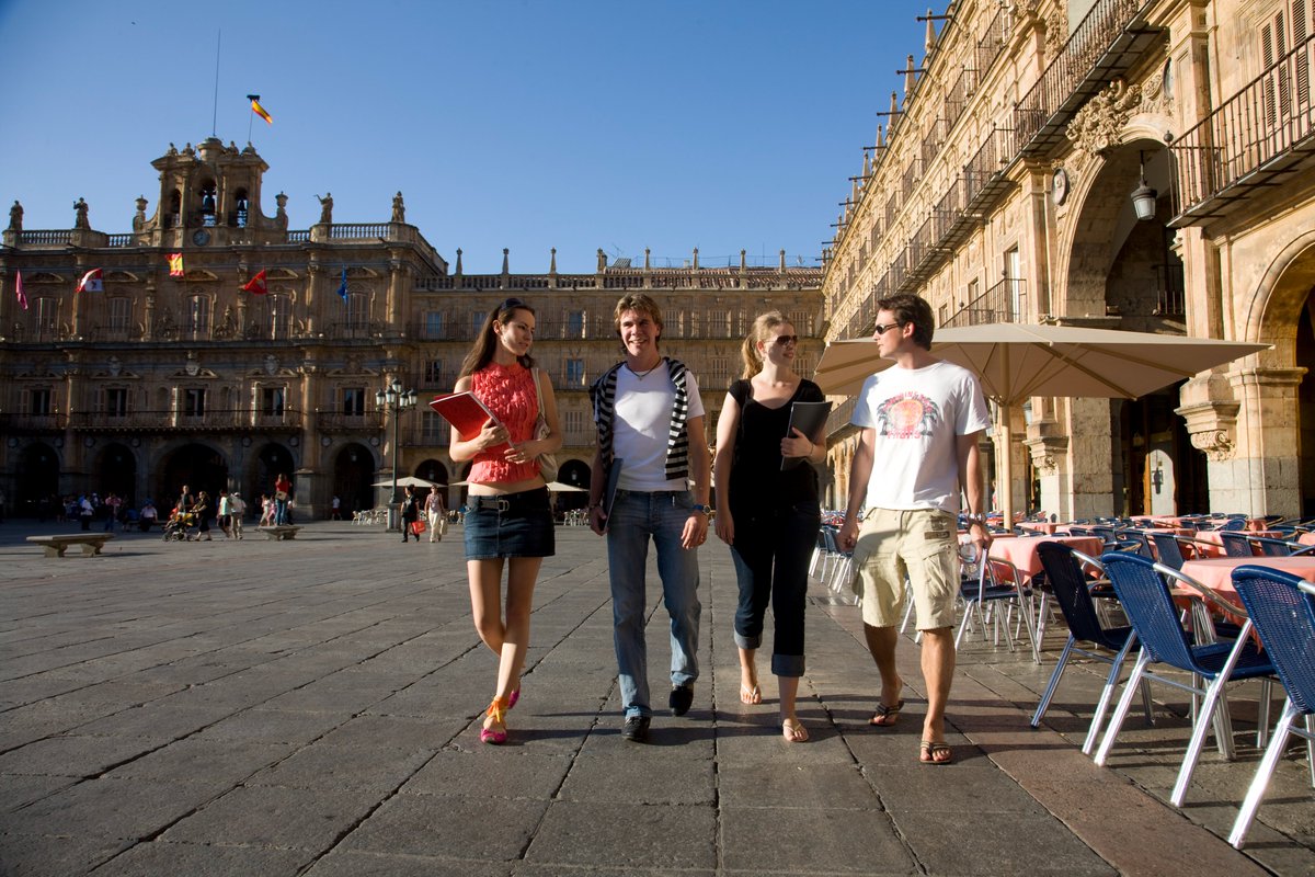 Cada año, más de 30.000 de estudiantes de todo el mundo eligen la ciudad de Salamanca para aprender, perfeccionar y practicar el idioma español, convirtiendo a la ciudad en uno de los referentes nacionales del turismo idiomático. #SalamancaCiudaddelEspañol