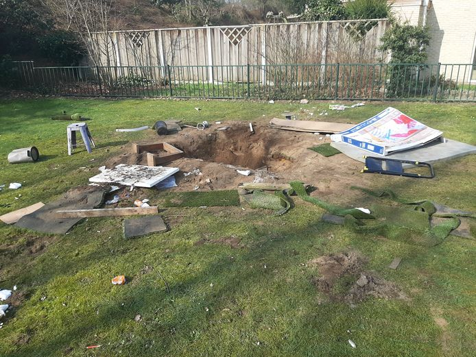 Afval_NL's tweet photo. De komende tijd is het ideaal weer om je tuin eens grondig aan te gaan pakken. Bestel vandaag nog je bouwcontainer en morgen kun je al beginnen met vullen. 

#afval #opruimen #tuin #rommel https://t.co/HjhY1tkL4p