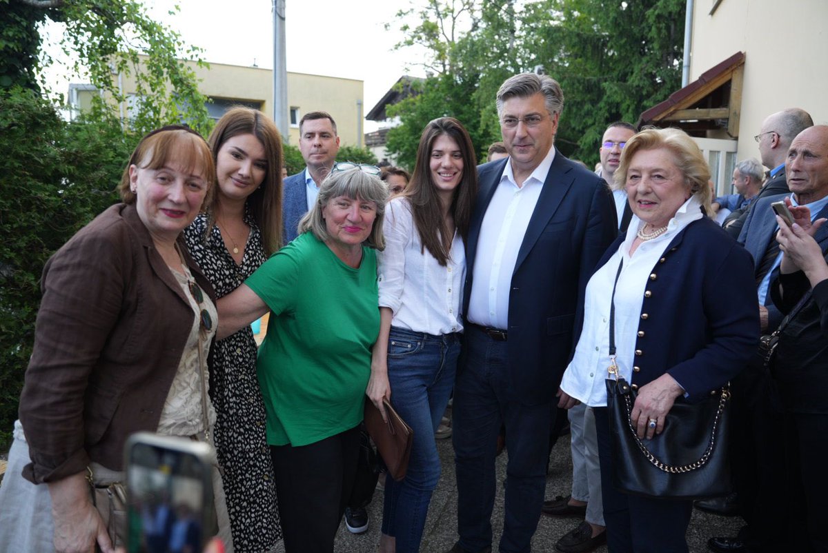 Na Črnomercu smo predstavili kandidate @HDZ_HR za europske izbore. Zajedno ZA snažnu i važnu Hrvatsku 🇭🇷🇪🇺! Ujedno sam zahvalio stranačkim kolegama na angažmanu u 3️⃣ zagrebačke izborne jedinice, u kojima je @HDZ_HR pobijedio na parlamentarnim izborima 17. travnja!