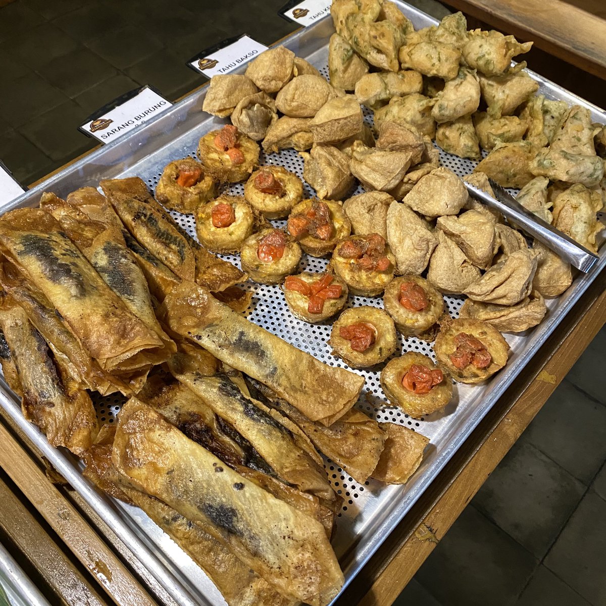 Intermoodd's tweet photo. Liburan ke jogja kayaknya ada yang kurang kalau belum nyobain menu angkringan😅 
yang punya agenda liburan ke jogja bisa save dulu🙌🏼

Namanya "Waroeng Klangenan" menu nasi kucingnya lumayan banyak, ada nasi oseng kikil, nasi oseng tempe, nasi oseng mercon, nasi sambel cumi dll, untuk menu sate-sateanya juga ngga kalah banyak, pokoknya dijamin kalap sama bingung kalau ke siniii

detail lokasi next twitt👇🏻
