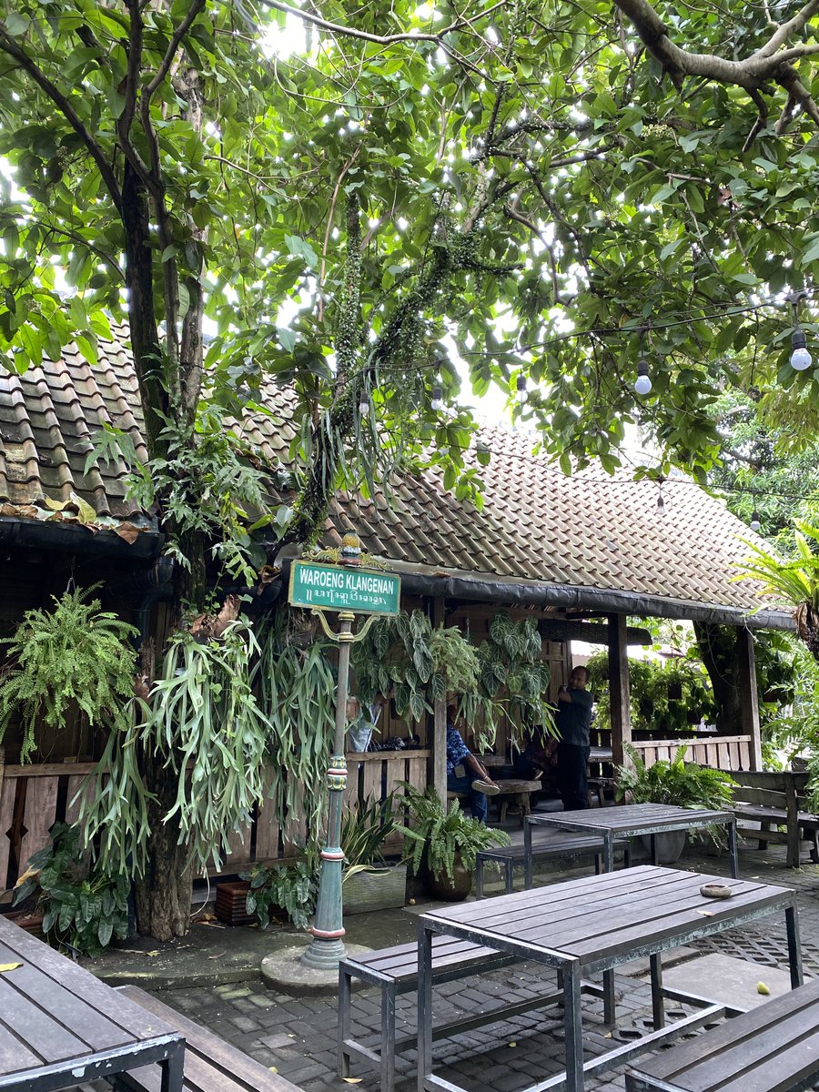 Intermoodd's tweet photo. Liburan ke jogja kayaknya ada yang kurang kalau belum nyobain menu angkringan😅 
yang punya agenda liburan ke jogja bisa save dulu🙌🏼

Namanya "Waroeng Klangenan" menu nasi kucingnya lumayan banyak, ada nasi oseng kikil, nasi oseng tempe, nasi oseng mercon, nasi sambel cumi dll, untuk menu sate-sateanya juga ngga kalah banyak, pokoknya dijamin kalap sama bingung kalau ke siniii

detail lokasi next twitt👇🏻