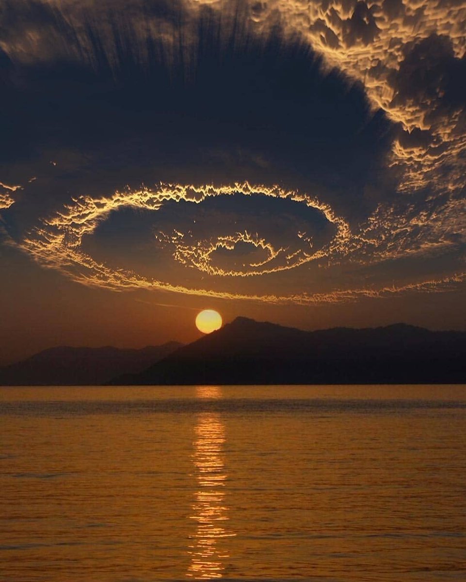 ☁️Gün batımında sarmal bulut.

📍Fethiye, Türkiye.