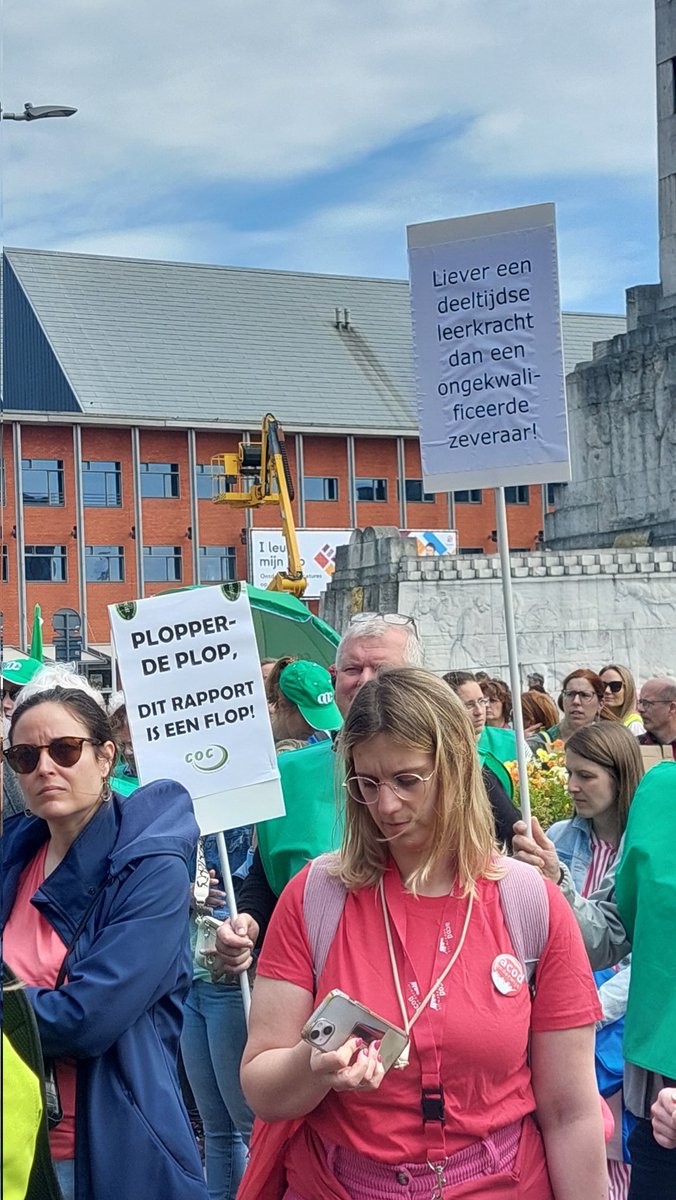 In Leuven werd deze ochtend betoogd door de onderwijsvakbonden. Ze zijn het niet eens met het rapport van de Commissie van Wijzen. Het leerkrachtentekort wordt niet opgelost en het beroep van leerkracht komt in gevaar volgens de vakbonden. #robtv #robnieuws