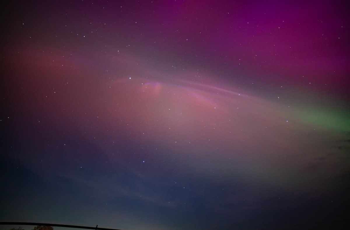 _AstroJoe's tweet image. Did I capture steve? Multiple "streams" of white were seemingly running east to west, perpendicular to the aurora.