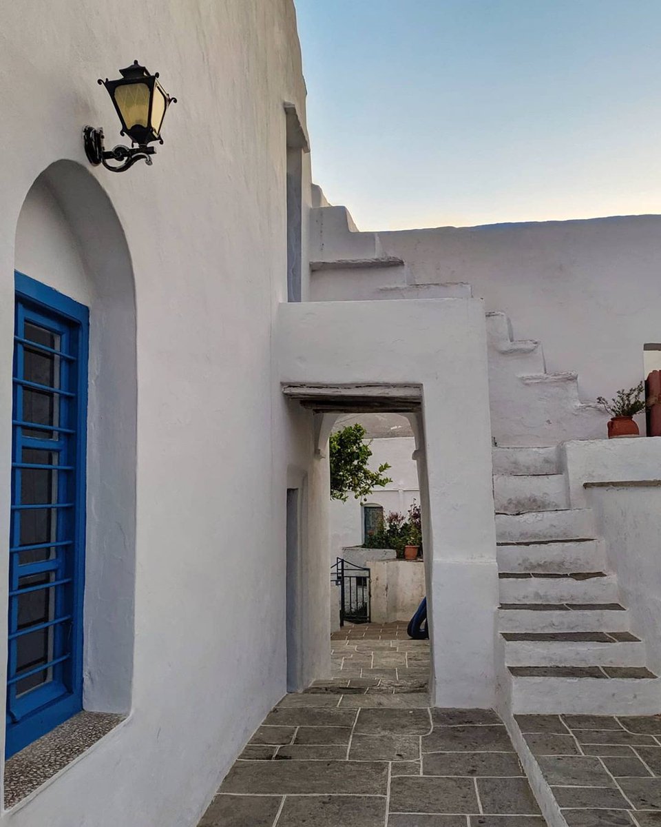 Traditional #architecture in the #village #Artemonas on #Sifnos Island!

sifnos.gr

📷: Manos (instagram.com/mananastasakis )

#sifnos #visitsifnosisland #visitsifnos #GEM #beach #weddings #honeymoon #paths #hiking #visitgreece #greece #cyclades #Σίφνος