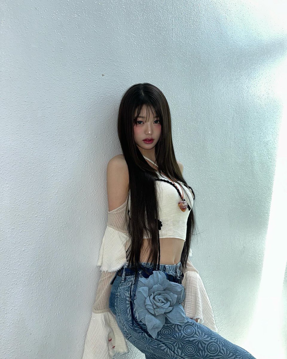 Jang Wonyoung looks pulchritudinous posing on the walls of SBS Inkigayo after getting paid $36.