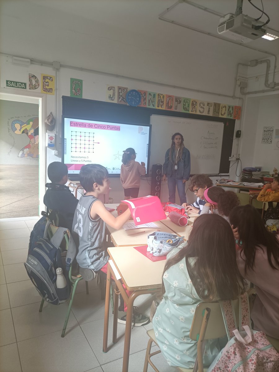 Continuamos en #PiensaComputacionULLmente 🧠🤖 con la segunda intervención de la Acción 2 con alumnado de 3ºC de Primaria en el CEIP Prácticas Aneja E.U.P.👧👦Han realizado actividades dentro los temas Datos, Patrones y Procesos iterativos🔢💻
#CienciasDeLaComputación