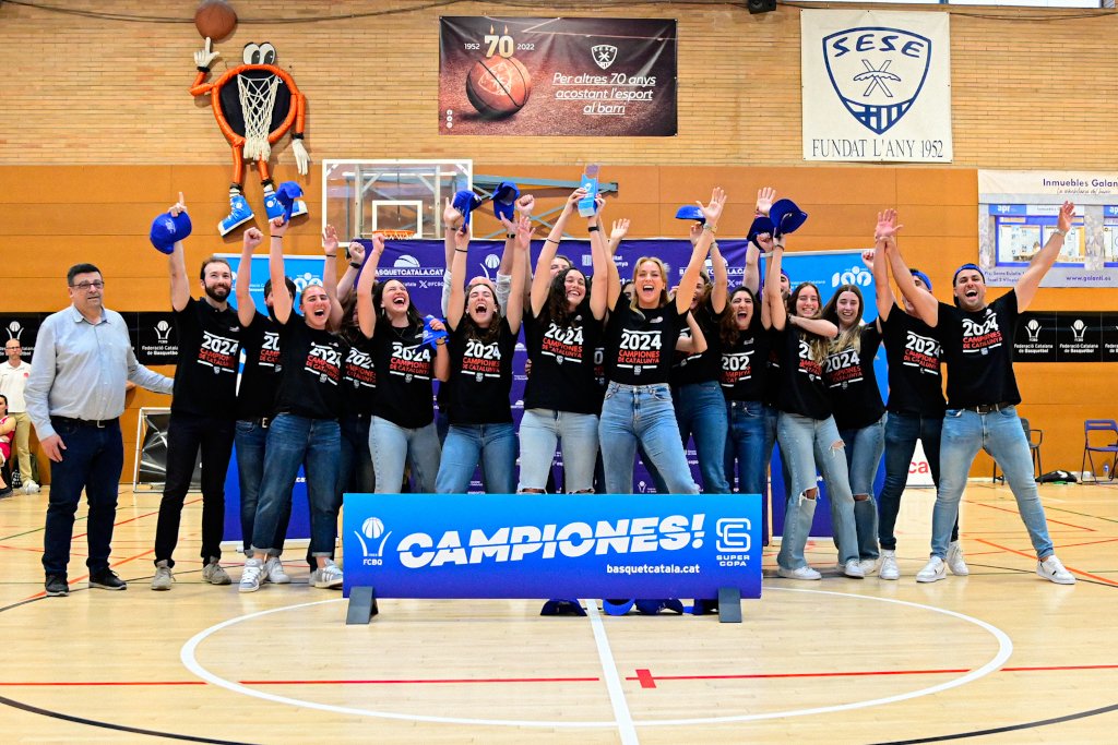 #SuperCopaBQ🏀 / El @CEJLHospitalet, primer campió de la Super Copa! 🎉 L'equip hospitalenc estrena el palmarès de la màxima competició femenina del #BàsquetCatalà i accedeix a la Fase d'Ascens a #LF2. 🏆 Felicitats, CAMPIONES! ➡️ basquetcatala.cat/noticies/10646 📸 @Guscarrascotfe