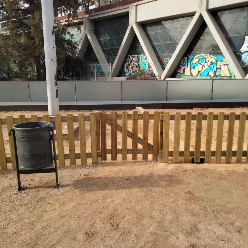 Instalacion de valla urbana para cerrar un parque publico en la Rambla Badal de Barcelona. 
Instalando puerta de acceso. 
Material con tratamiento autoclave riesgo IV.
fustmar.com

#fustmar #parquespublicos #ramblabadal #barcelonaguapa #parques #vallaurbana