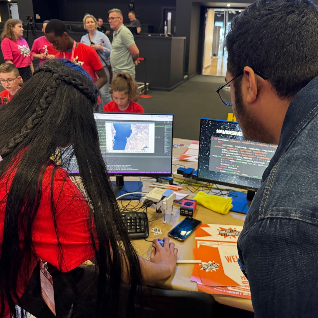 It was a pleasure to meet this brother and sister coding team in Bradford for #CoolestProjectsUK. They shared their experience of taking part in #AstroPi #MissionSpaceLab 💻 @CoolestProjects @RaspberryPi_Org