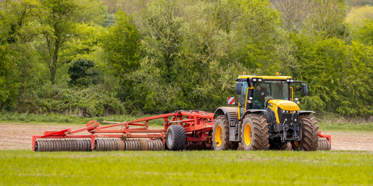 A feel for the fields. The #JCB Fastrac 4220 iCON rolling in drilled spring crop for Barton & Co. Discover more: brnw.ch/21wJIso. #JCBmoment _ Photo by @prohorizonuk