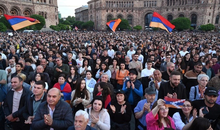 Ermenistan'da hükümet karşıtı protesto: Yüzlerce kişi gözaltına alındı cumhuriyet.com.tr/dunya/ermenist…
