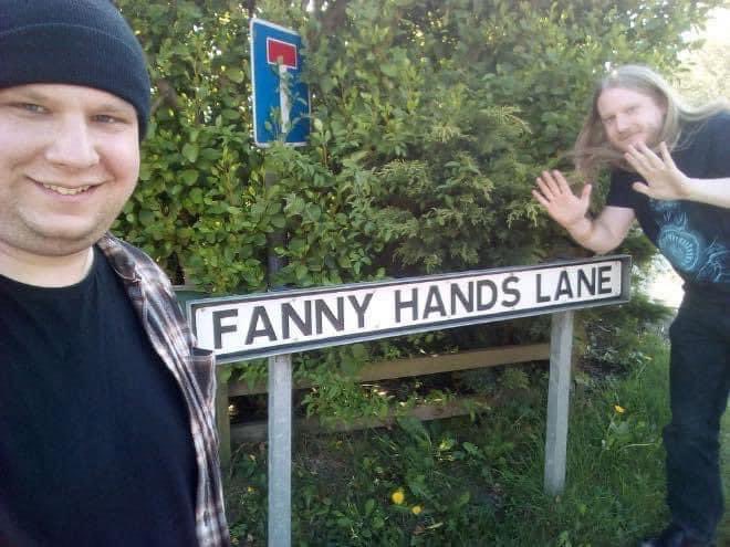 These 2 dull brothers travelled around the UK just to look at some road signs. 🧵