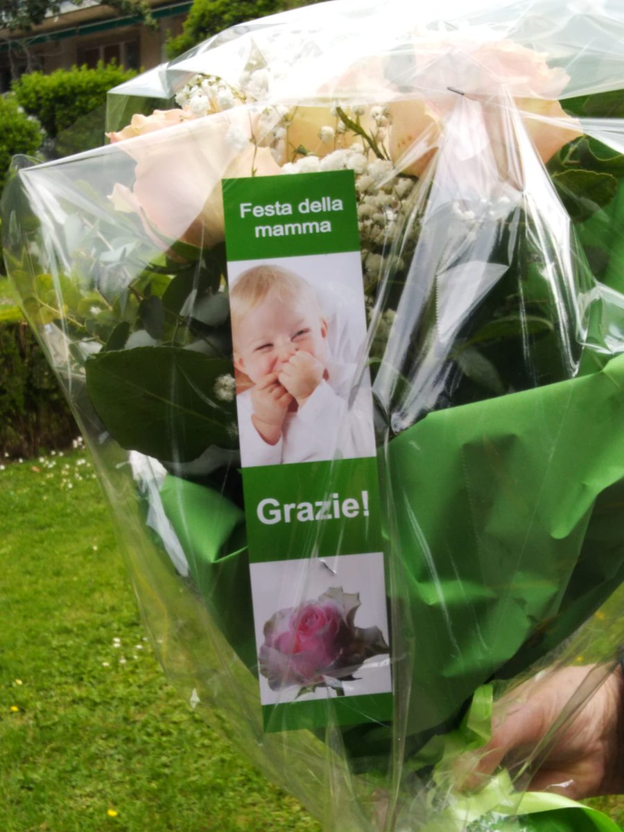 Anche quest'anno per la giornata della #festadellamamma le volontarie del Centro di Aiuto alla Vita Trieste sono venute al #Burlo a distribuire delle rose alle neo mamme: un dono sempre gradito!