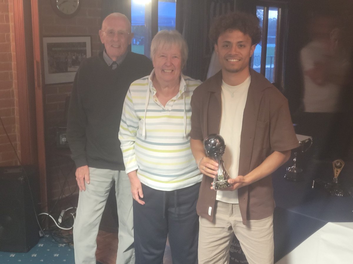 @cynthia_feltham & Vernon presenting 'Supporters' Player of the Year' trophy to @Joaorangel2001 at @The_Yachtsmen presentation evening on Saturday