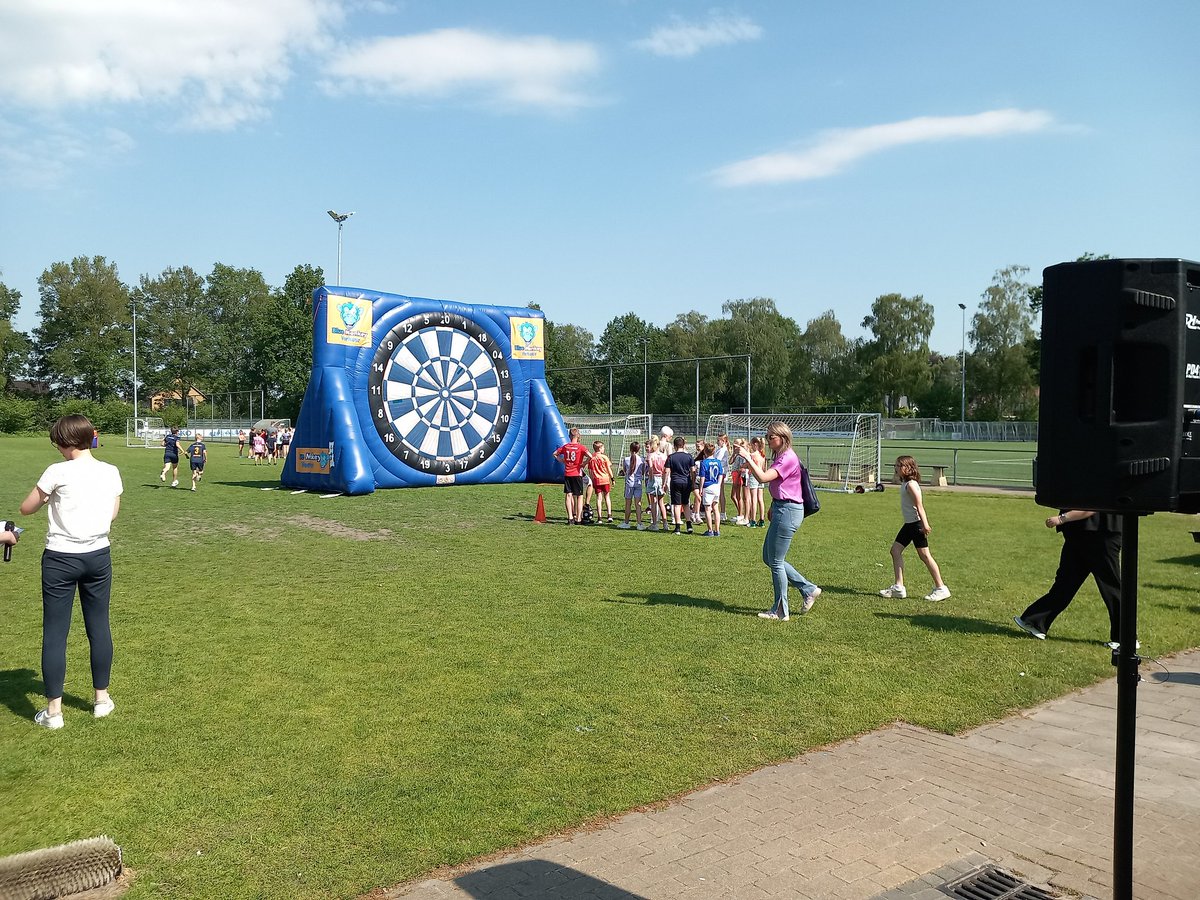 Vanochtend een sportieve activiteit voor de diverse scholen in de <a href="/gemtwenterand/">Gemeente  Twenterand</a> op de velden van <a href="/DOS37/">DOS'37</a> in het kader van het project 'Scoor een boek!', een initiatief van de plaatselijke bibliotheek.
