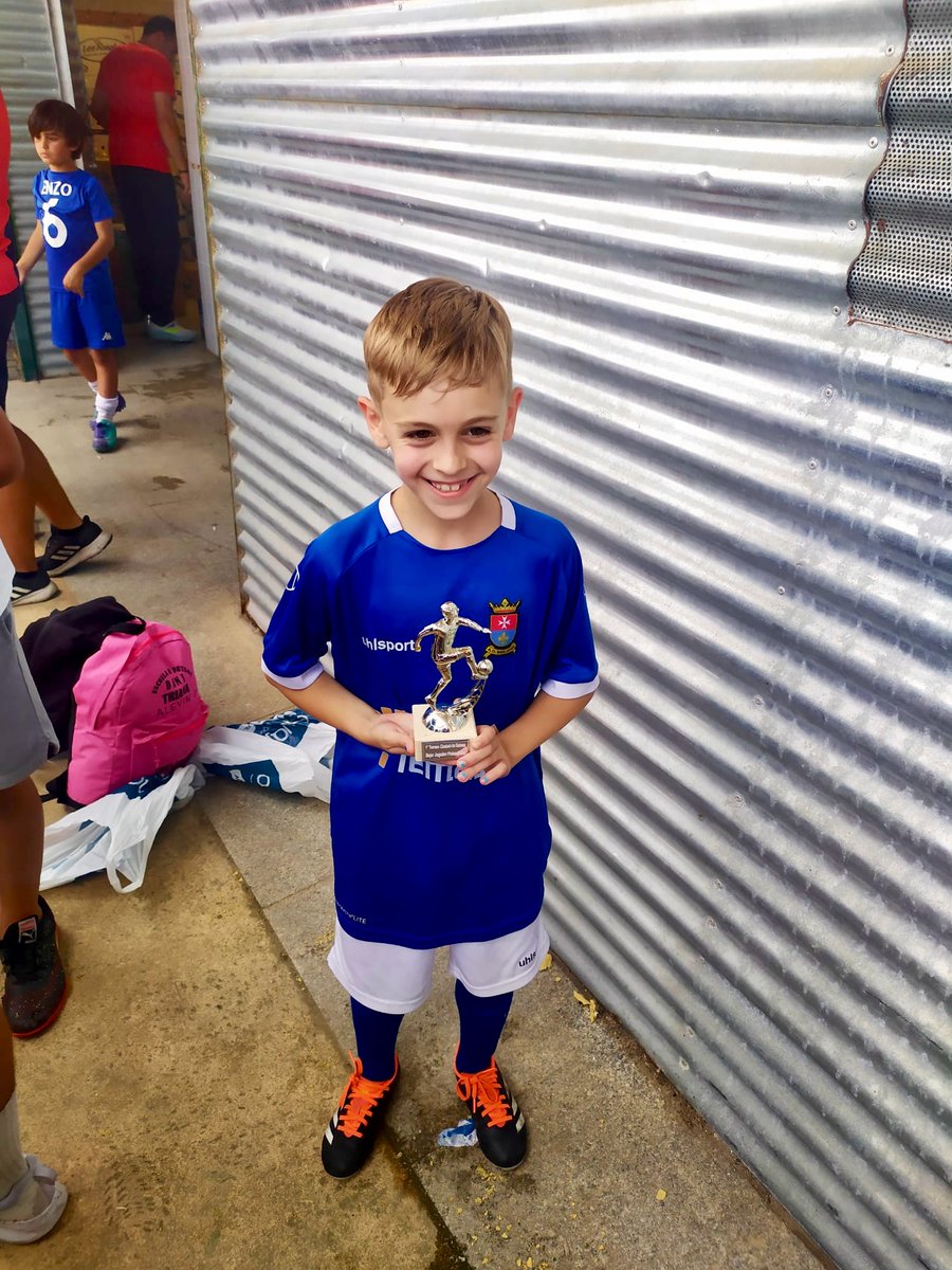 ¡Nuestro equipo Prebenjamín A es imparable! 🏆🌟 Se coronaron CAMPEONES de la Fase Plata del I Trofeo Gelves con un desempeño impresionante. ¡Derrotaron al Betis en semis y al San Roque Balompié en la final! 🥇⚽ ¡Gracias a jugadores, entrenadores y familias por su esfuerzo! 🎉👏
