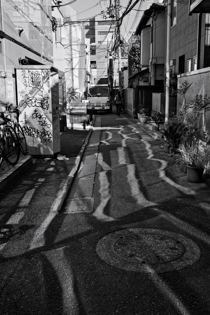 好天とまだらの反射 ／ Mottled reflection
#photography #streetphotography #blackandwhitephotography #tokyo #japan