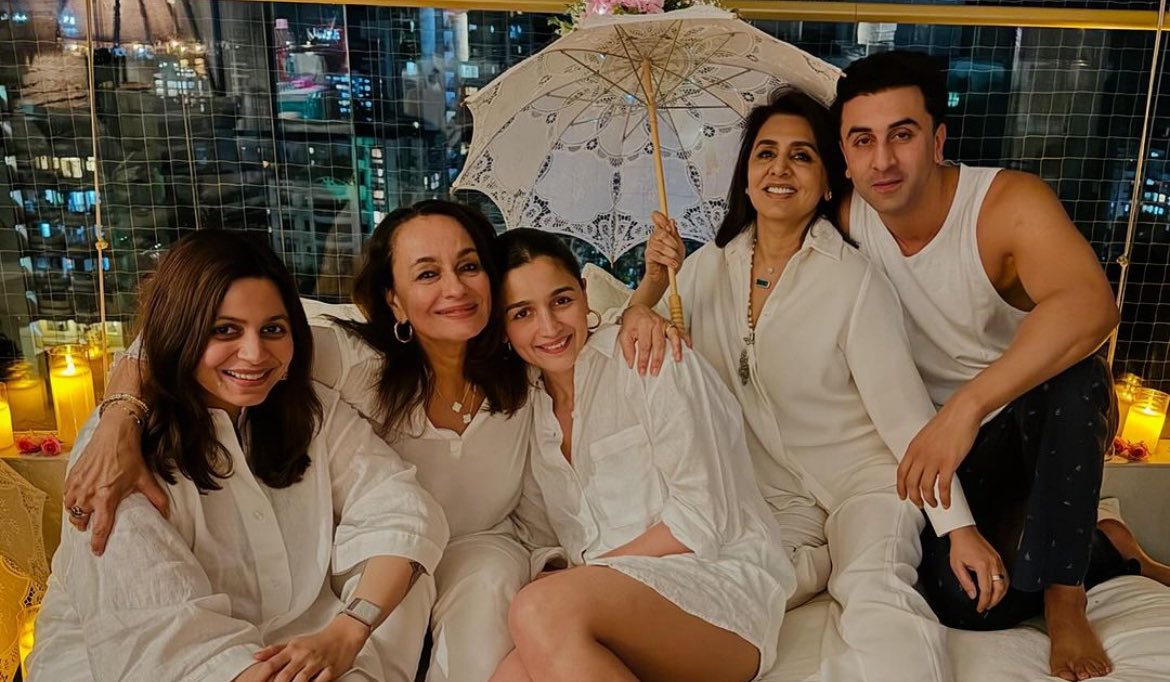 Actor Alia Bhatt gave her fans a glimpse of how she celebrated Mother’s Day. Taking to Instagram, Alia posted a picture as she spent the day with her family members—Ranbir Kapoor, Neetu Kapoor, Soni Razdan, and Shaheen Bhatt. Courtesy: @aliaa08 Instagram #aliabhatt