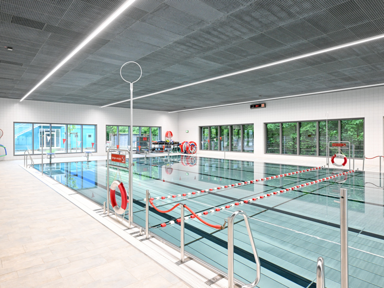 Tolle Bilder von der Einweihung der Grundschule Amphionpark, die OB Reiter und Stadtschulrat Kraus am 8.5. offiziell eröffnet haben.

Lernen, turnen, schwimmen, parken unter einem großem Solardach: Erkundet das multifunktionale Schulgebäude in Moosach: stadt.muenchen.de/news/neue-grun…