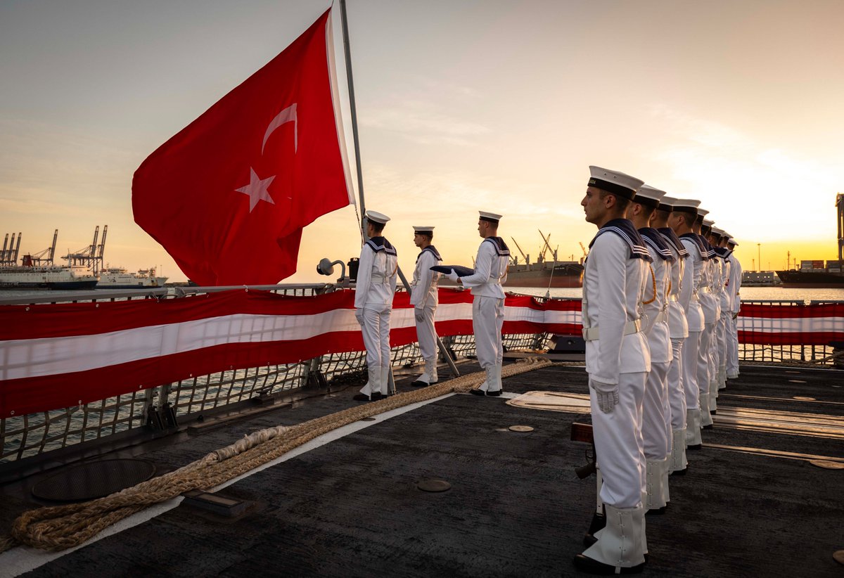 🇹🇷 Al bayrağımızın denizlerdeki muhafızlarıdır Bahriyeliler. ⚓ #MillîSavunmaBakanlığı #GününFotoğrafı
