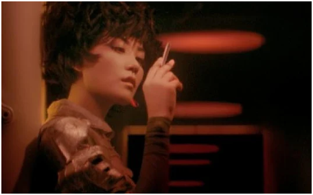 2046: «Tal vez un día escapes de tu pasado. Si lo haces, búscame»

Vivir en el umbral, instalarse en la memoria, subirse a un tren. El (des)amor, la pregnancia de lo ausente y el espacio-tiempo liminal de la pérdida en «2046»

Texto de Yasmina Morales Sanz
codigocine.com/pelicula-2046/