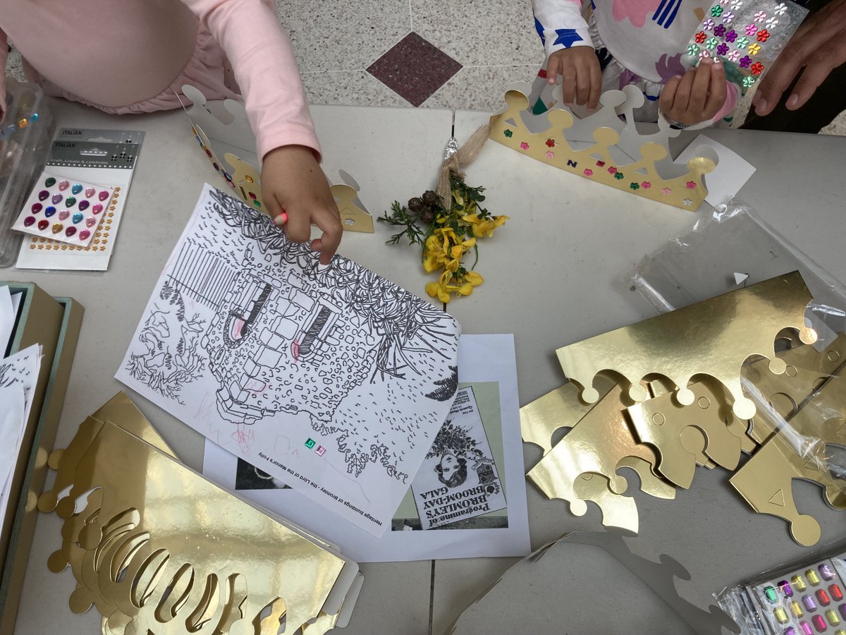 Great weekend celebrating Broom Day (where Bromley gets its name)with
<a href="/BromleyCivic/">BromleyCivicSociety</a> society.Sprigs of broom to take, local history exhibit, kids activities &amp; walks-all free! Great to see Glades buzzing due to Bromley FC qualifying too! ☀️💐#localhistory #lovewhereyoulive #Bromley