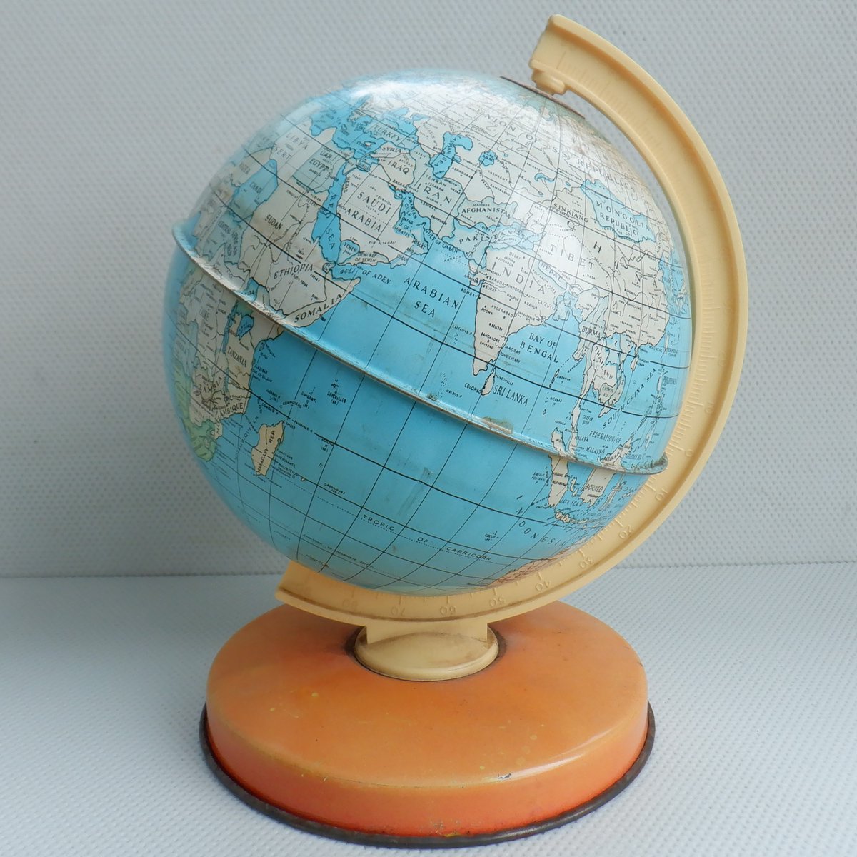A vintage Chad Valley tin plate globe. Made in England. 18 cm in height. 🌍

🛒 ebay.co.uk/itm/2354884255…

#Vintage #FollowVintage #ChadValley #VintageGlobe #MadeInEngland #eBay