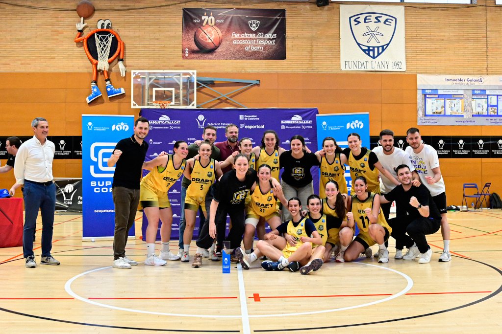 #SuperCopaBQ🏀 / @draftgramenet es proclama sotscampió de Super Copa en guanyar la Fase Final a Virrei Amat. 🎟️ Les colomenques obtenen el 2n bitllet per la Fase d'Ascens a #LF2, felicitats! ➡️ basquetcatala.cat/noticies/10646 📸 flic.kr/s/aHBqjBq7BR (Antoni Lloret i @Guscarrascotfe)