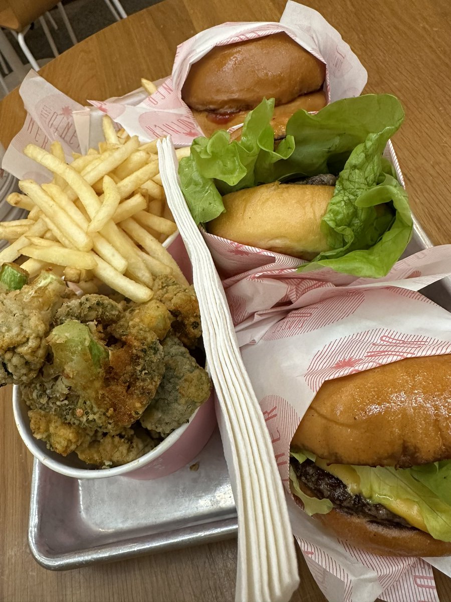 sydneycafes's tweet image. Sunset Diner - great burgers and fantastic broccoli in fact 👌👌👌 #lanecove #sydney #kidfriendly #sydneycafes #burgers