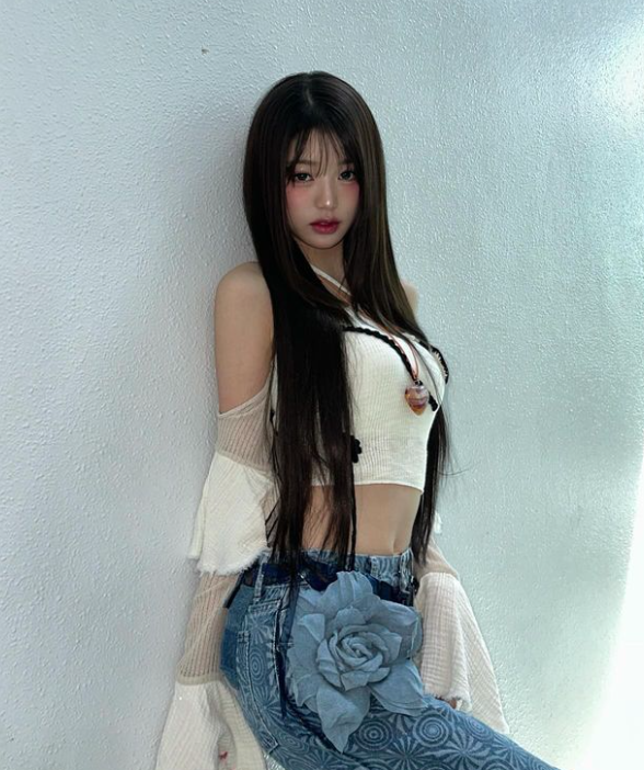 Wonyoung is a beauty in new shared photos.