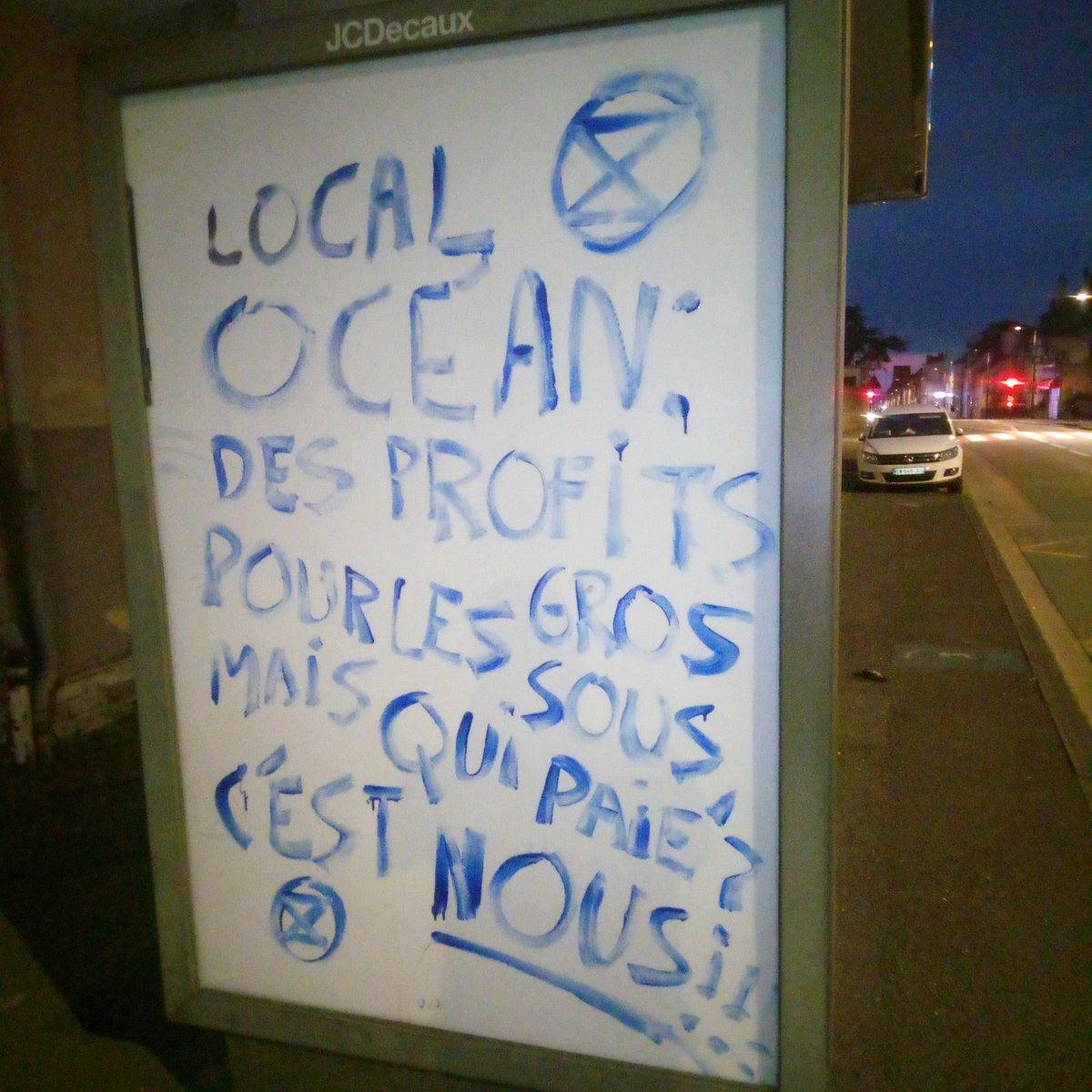 La semaine dernière étaient chargée en actualité militante, n'en oublions pas les luttes plus locales qui méritent tout autant d'attention🔎 🐟 Ci dessous la lutte face au 'LOCAL OCÉAN' a.k.a. 'L'USINE À SAUMON' par #ExtinctionRebellion Boulogne-sur-Mer 👇