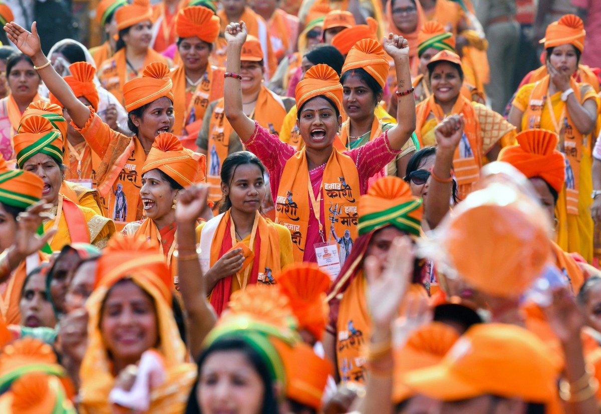 narendramodi's tweet image. बाबा विश्वनाथ की नगरी की देवतुल्य जनता-जनार्दन का नमन और वंदन!

आज मेरा रोम-रोम काशी के कण-कण का अभिनंदन कर रहा है। रोड शो में आप सबसे जो अपनत्व और आशीर्वाद मिला है, वो अकल्पनीय और अतुलनीय है। मैं अभिभूत और भावविभोर हूं! आपके स्नेह की छांव में 10 वर्ष कैसे बीत गए, पता ही नहीं…