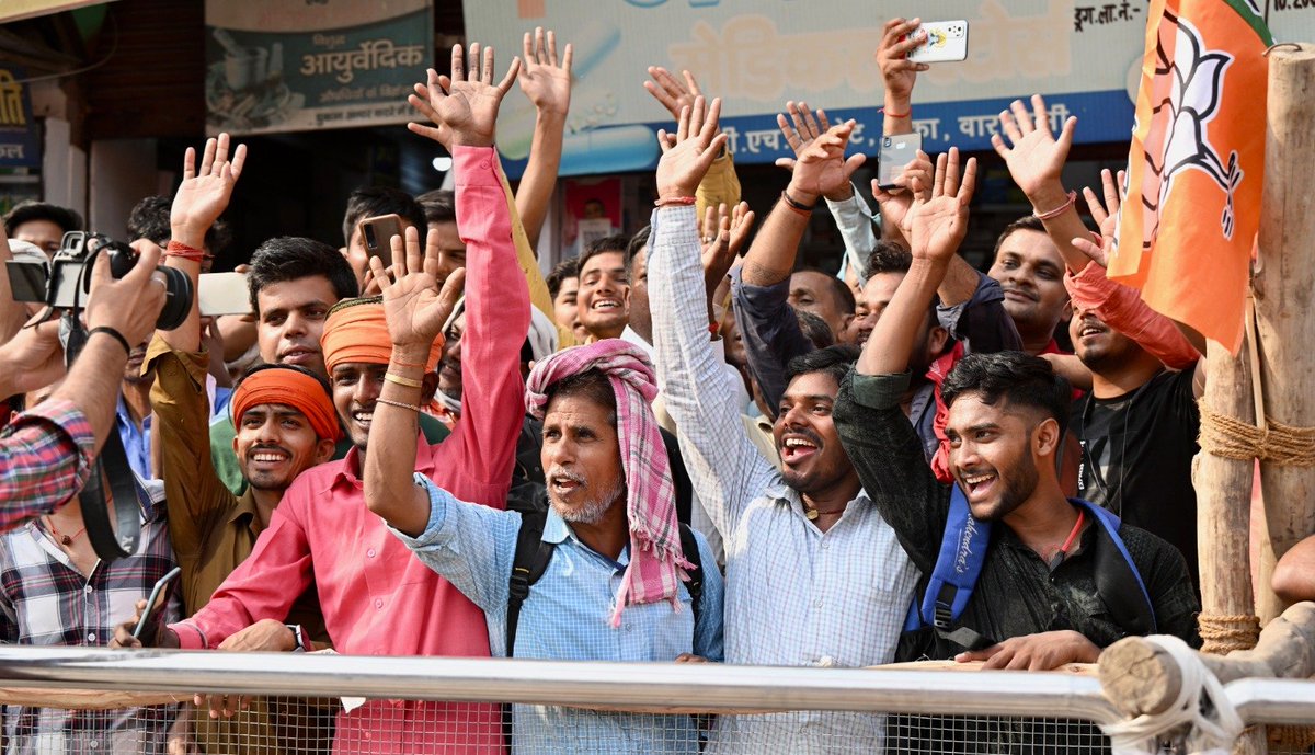 narendramodi's tweet image. बाबा विश्वनाथ की नगरी की देवतुल्य जनता-जनार्दन का नमन और वंदन!

आज मेरा रोम-रोम काशी के कण-कण का अभिनंदन कर रहा है। रोड शो में आप सबसे जो अपनत्व और आशीर्वाद मिला है, वो अकल्पनीय और अतुलनीय है। मैं अभिभूत और भावविभोर हूं! आपके स्नेह की छांव में 10 वर्ष कैसे बीत गए, पता ही नहीं…