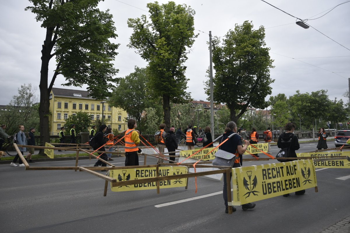 👟 Gehzeug-Protest in Graz 👟 🚶 „Die Straße ist der richtige Ort für Protest - Auch wir haben das Recht, Platz einzunehmen“ – Tobias (20). 🚘 Mit autogroßen Holzkonstruktionen ziehen wir durch die Stadt. Wir fordern ein Grundrecht auf Klimaschutz in der Verfassung!