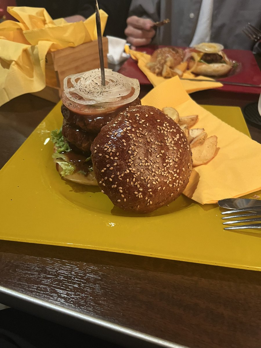 y2ciko's tweet photo. 美味しいハンバーガーだった https://t.co/3iNuC5K3a0