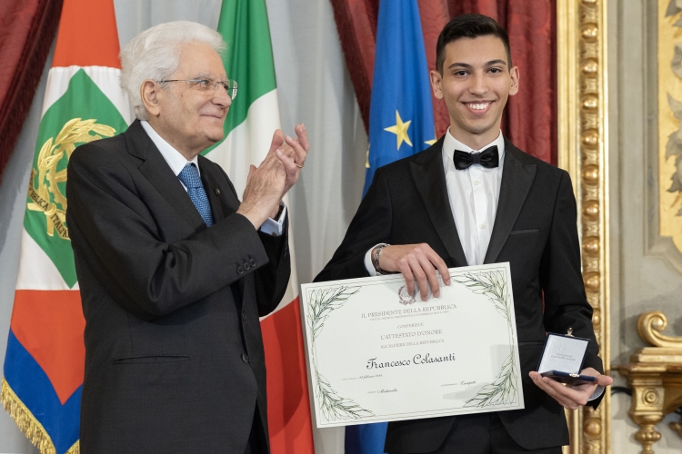 Ci sono due ragazzi laziali tra i 29 Alfieri della Repubblica che il Presidente Mattarella ha nominato oggi. Giulia Andreasi Bassi e Francesco Colasanti, entrambi diciottenni, sono un esempio straordinario di talento e competenza per tutto il #Lazio.