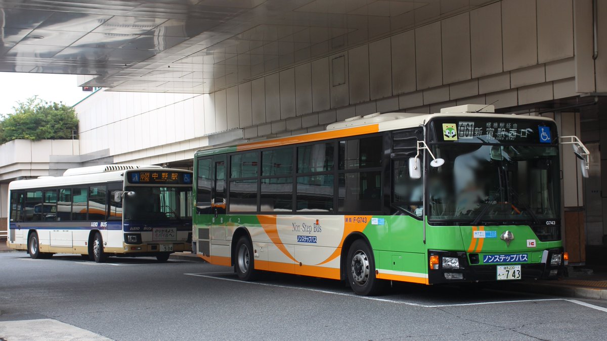 この週末は東京メトロ東西線の工事運休に伴い色々な社局のバスが代行輸送に従事したことが話題を呼びましたが、西武鉄道の練馬駅に行くと、今回の代行輸送でも多くの車両が活躍した西武バス/国際興業バス/関東バス/京王バス/都営バスの5社局のバスの並びを何度でも見ることができるのでオススメです。