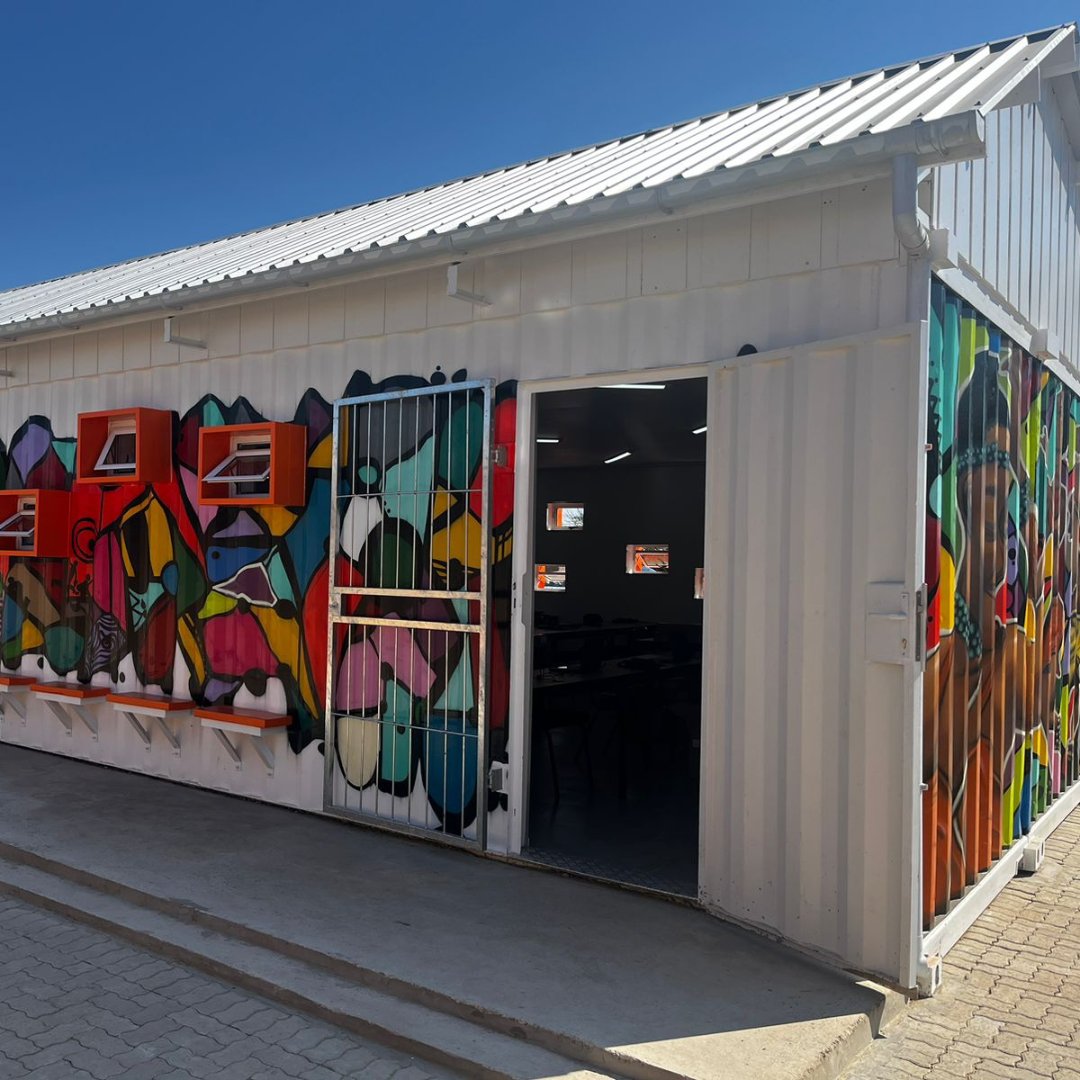 Naledi Primary School’s media lab, powered by a solar system, facilitates modern-day teaching and learning. The @dsigovza, its energy secretariat, @sanediorg, with @CRSES_US, and the Vuselela TVET College collaborated to construct this lab. #SolarPower #SANEDI #DMRE @DRME_ZA