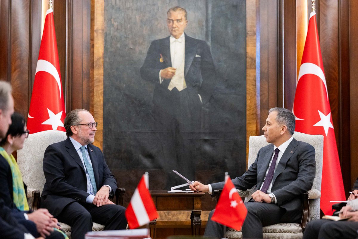 Started my trip to 🇹🇷 with a constructive meeting with @AliYerlikaya. Türkiye is an important partner for Austria and the EU in #security matters. We need to strengthen our cooperation on fighting illegal #migration and combating organized #crime and #terrorism 🤝