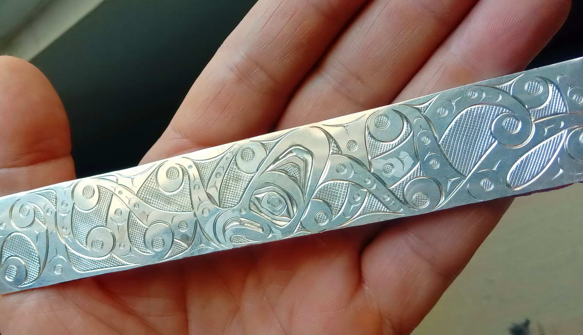 NativeJeweler's tweet photo. An Octopus bracelet in progress. The hand engraving is complete, next is the shaping, polishing & oxidization. Then it transforms into a 30 year anniversary present
#nativeAmerican #NativeJewelry https://t.co/y4IExzqfAI
