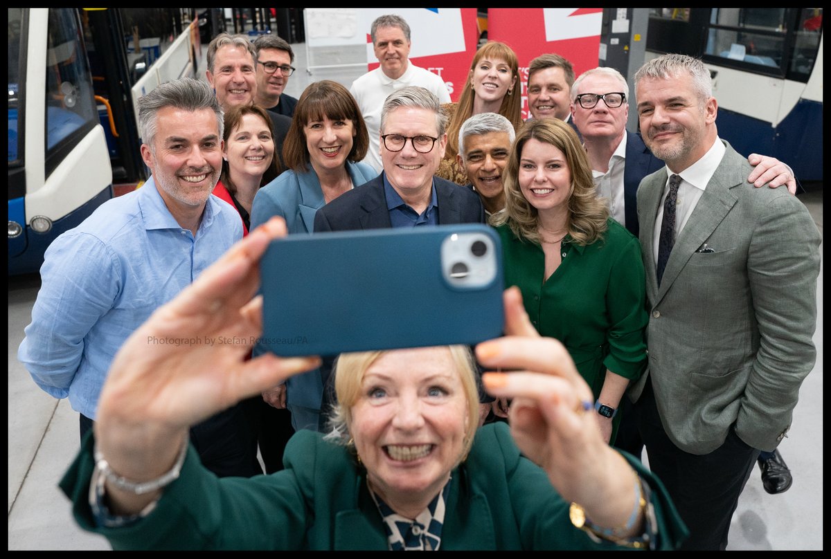 Photo du Jour: Mayor for West Yorkshire, @TracyBrabin takes a selfie with Labour's newly expanded team of mayors and Labour leader @Keir_Starmer Deputy leader @AngelaRayner & Shadow Chancellor @RachelReevesMP in Wolverhampton. By Stefan Rousseau/PA
