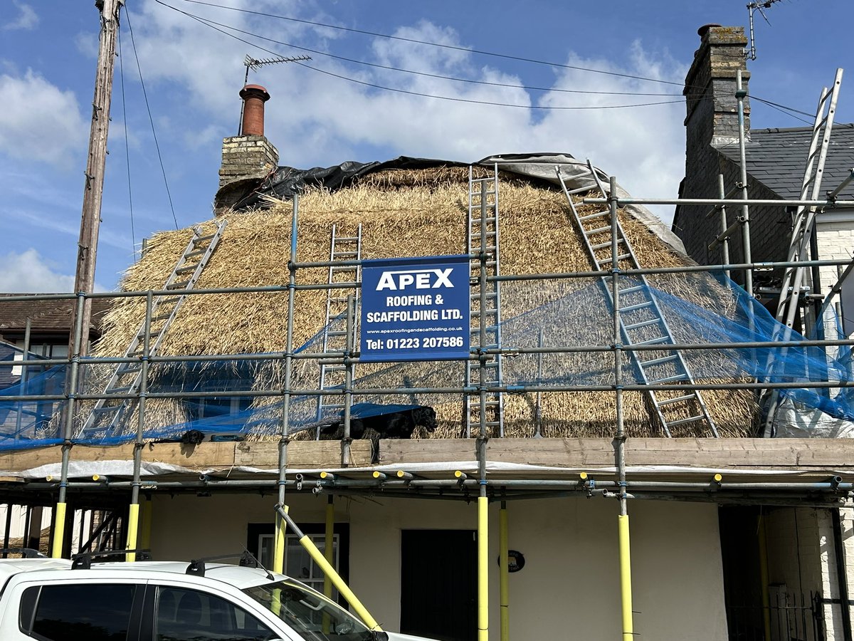 Probably one of the smallest thatched houses I will ever work on. Just over 2 days of thatching and the front is nearly thatched in. #thatching #masterthatchers #ruralcrafts #cambridgeshire