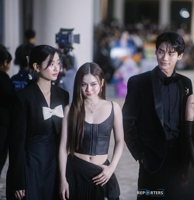 EXCUSE ME WINMETAWIN, I KNOW NONG TU WAS VERY BEAUTIFUL THAT NIGHT BUT WHY DO YOU CONTINUE NOT TO STOP TO LOOK AT HER?😭😭😫😭😭

#winmetawin️ #tontawan_t #wintu