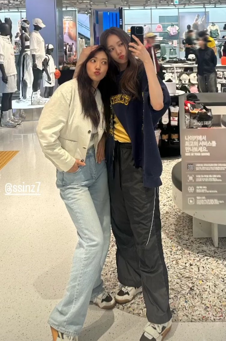 Aren't they so cute? Shinhye and Sungkyung always have the best pictures together 🥰

#parkshinhye #leesungkyung
